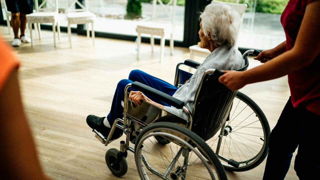 Assisted Living vs Nursing Home: What’s the Difference?